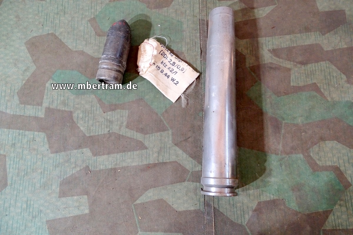 3,7cm Panzer Flak Granate mit Stahlhülse, Pulversack, Bodenzünder