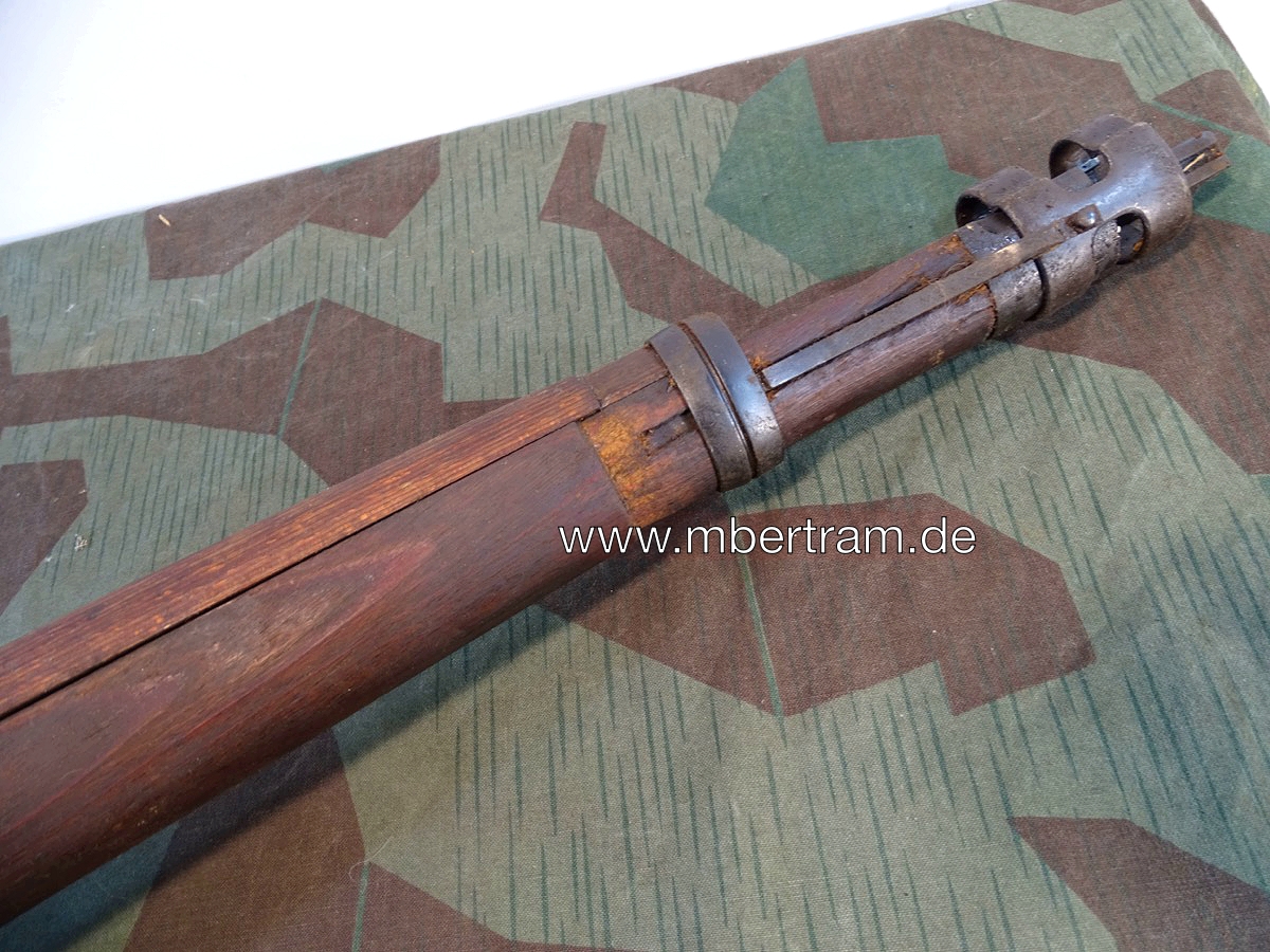 20877-12 Späte K 98 Schäftung, Wehrmacht, Kriegsfertigung Schichtholz mit Beschlägen u.Oberholz