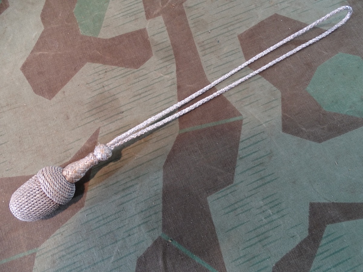 Luftwaffe Portepee für den Offiziersdolch, getragen, Band ggf. erneuert   Luftwaffe Portepee für den Offiziersdolch, getragen, Band ggf. erneuert