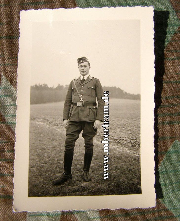 Rotkreuz Mitglied in Uniform mit Ledergamaschen, Koppel...