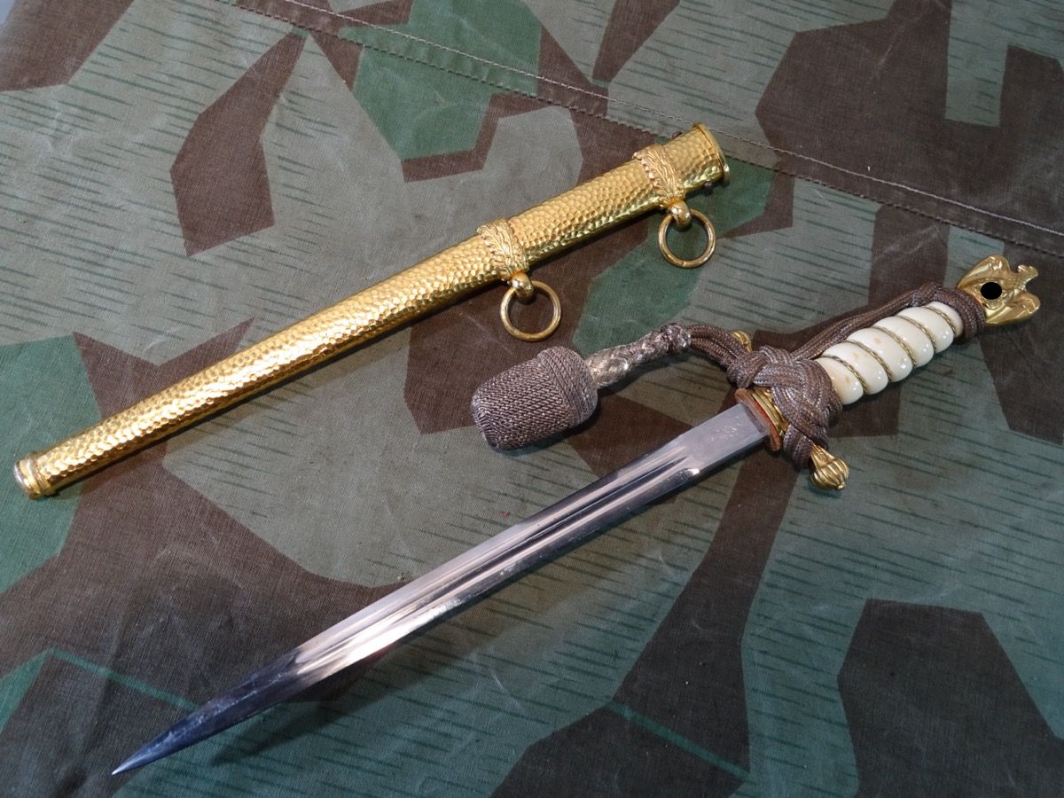Kriegsmarine Offiziersdolch WKC mit gehämmerter Scheide, Vergoldung TOP erhalten. 