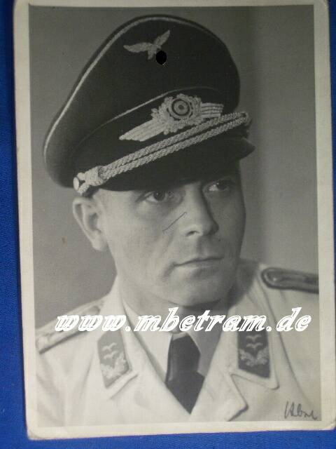 Portraitfoto Ob.Ltn. LW, weisse Sommerjacke, Schirmmütze