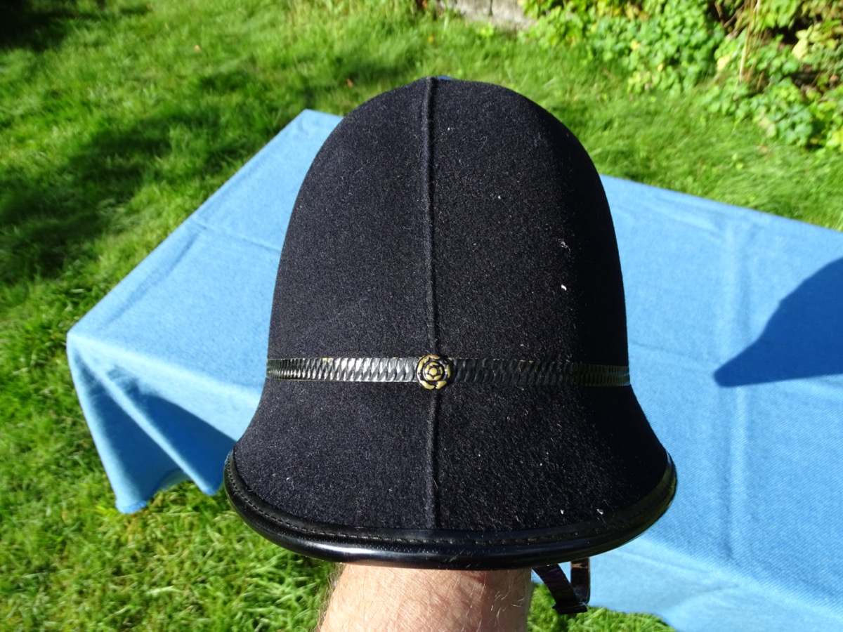 Original Helm eines englischen Polizisten / Bobbys, ca. 50 Jahre alt