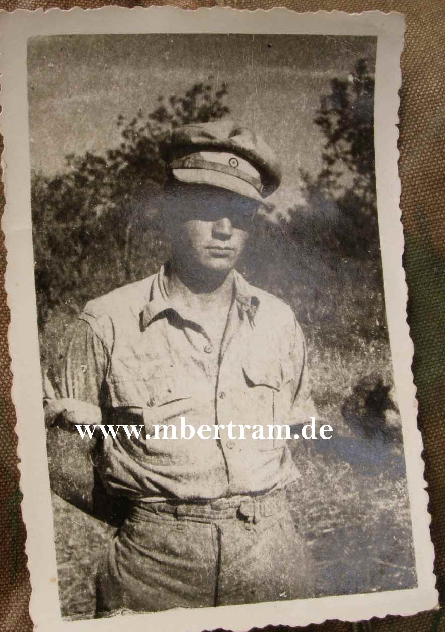 Luftwaffen Soldat mit LW Tropenschirmmütze