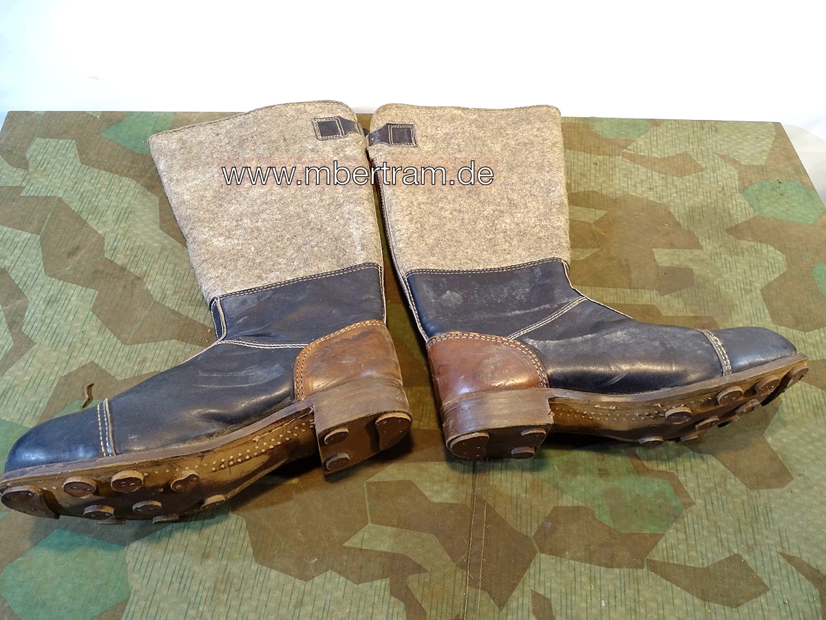 20786-2 Paar ungetragene, neuwertige, späte Wehrmachts Filzstiefel 1944