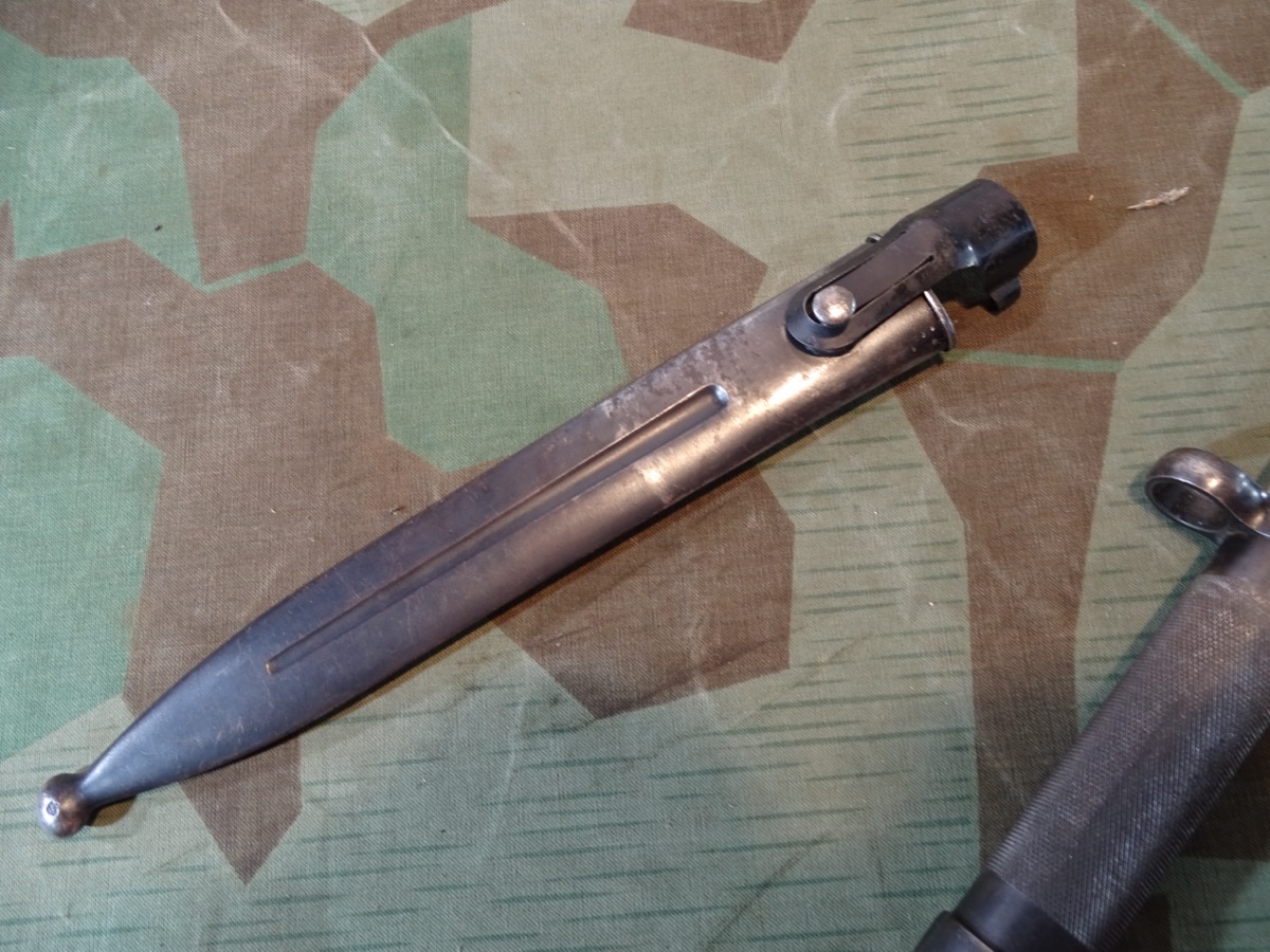 Dolch Bajonett zum Schweden Mauser Gewehr M 1896, Scheide mit Halteclip für Bajonettgriff Dolch Bajonett zum Schweden Mauser Gewehr M 1896, Scheide mit Halteclip für Bajonettgriff