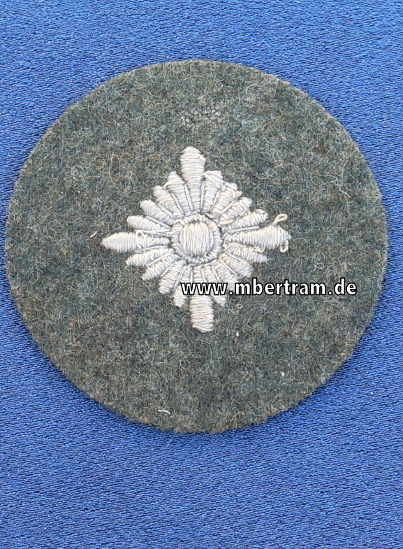 Ein Ärmelabzeichen Wehrmacht Heer Oberschützenstern - auf dunkelgrünem Tuch.