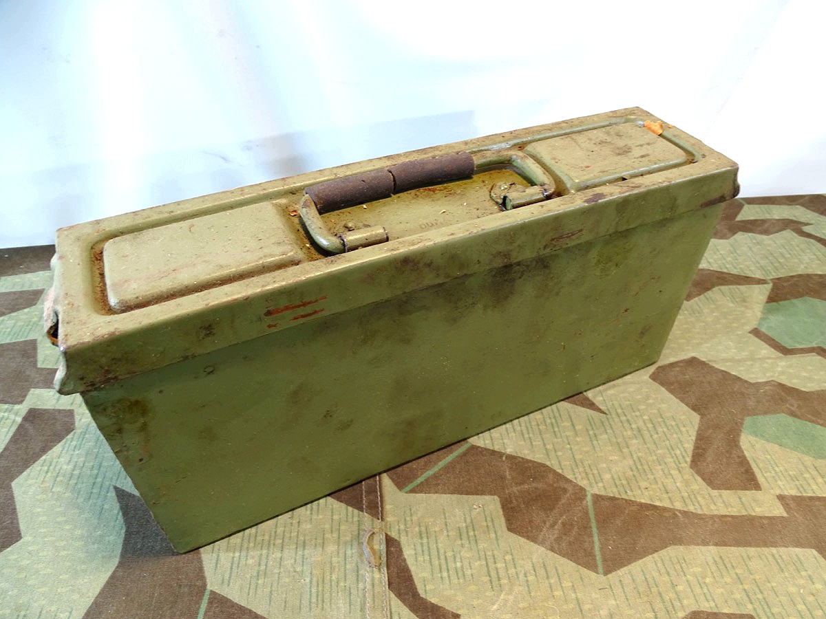 Patronen  Kasten 41 für MG 42 / MG 34 bdk 44 überstrichen. 