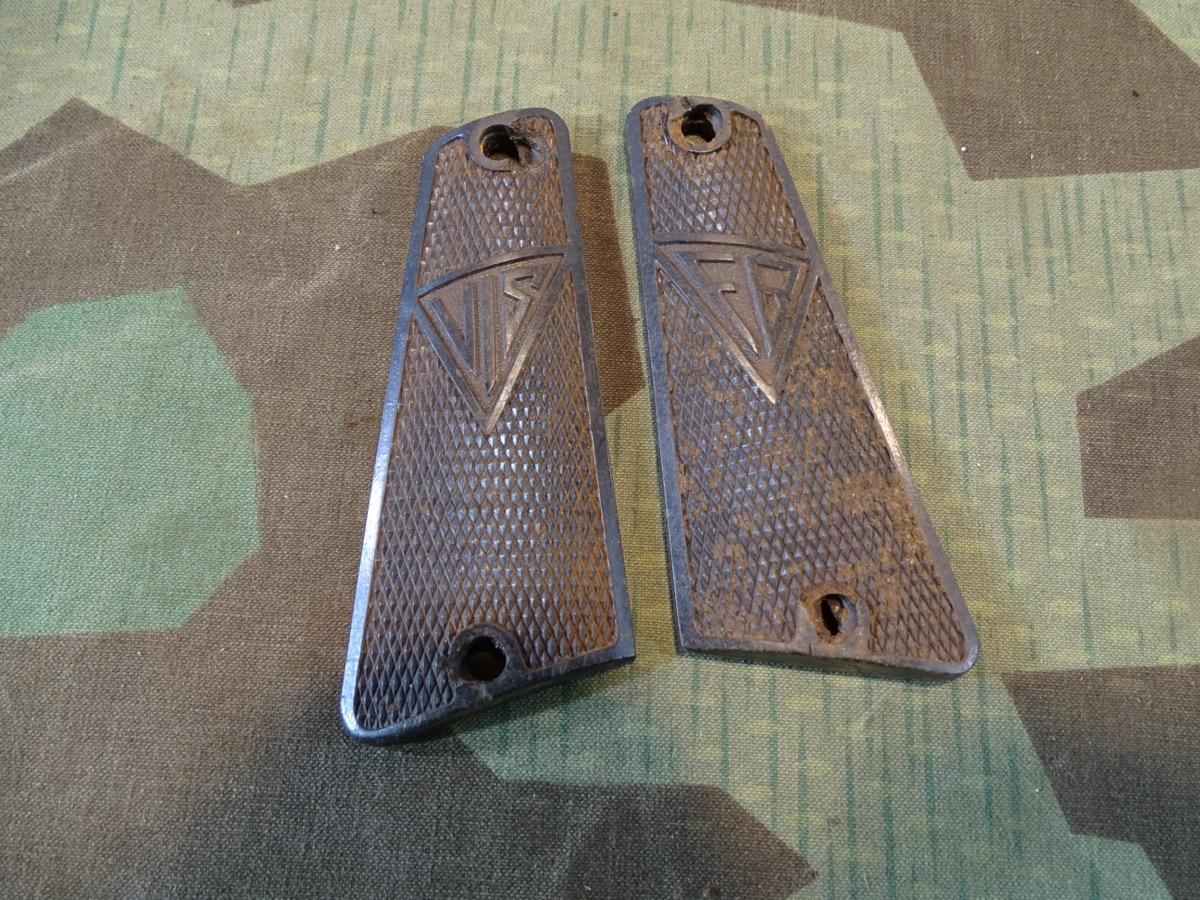 Pärchen Griffschalen für Radom 9 mm, 2. Weltkrieg, von Bodenfund