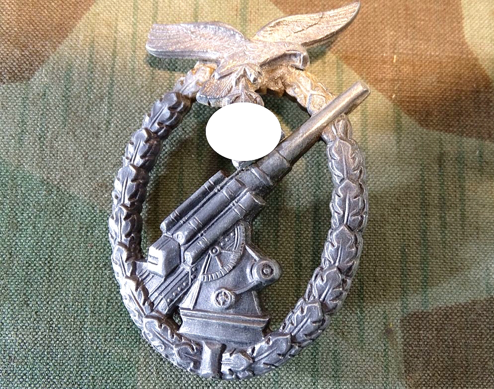 Flakkampfabzeichen der Luftwaffe, Feinzink, Hst. WH, Flügelspitze fehlt, HK repariert. 