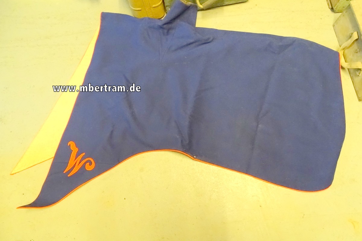 Satteldecke Husaren,  Blau, rote Einfassung mit Monogramm W