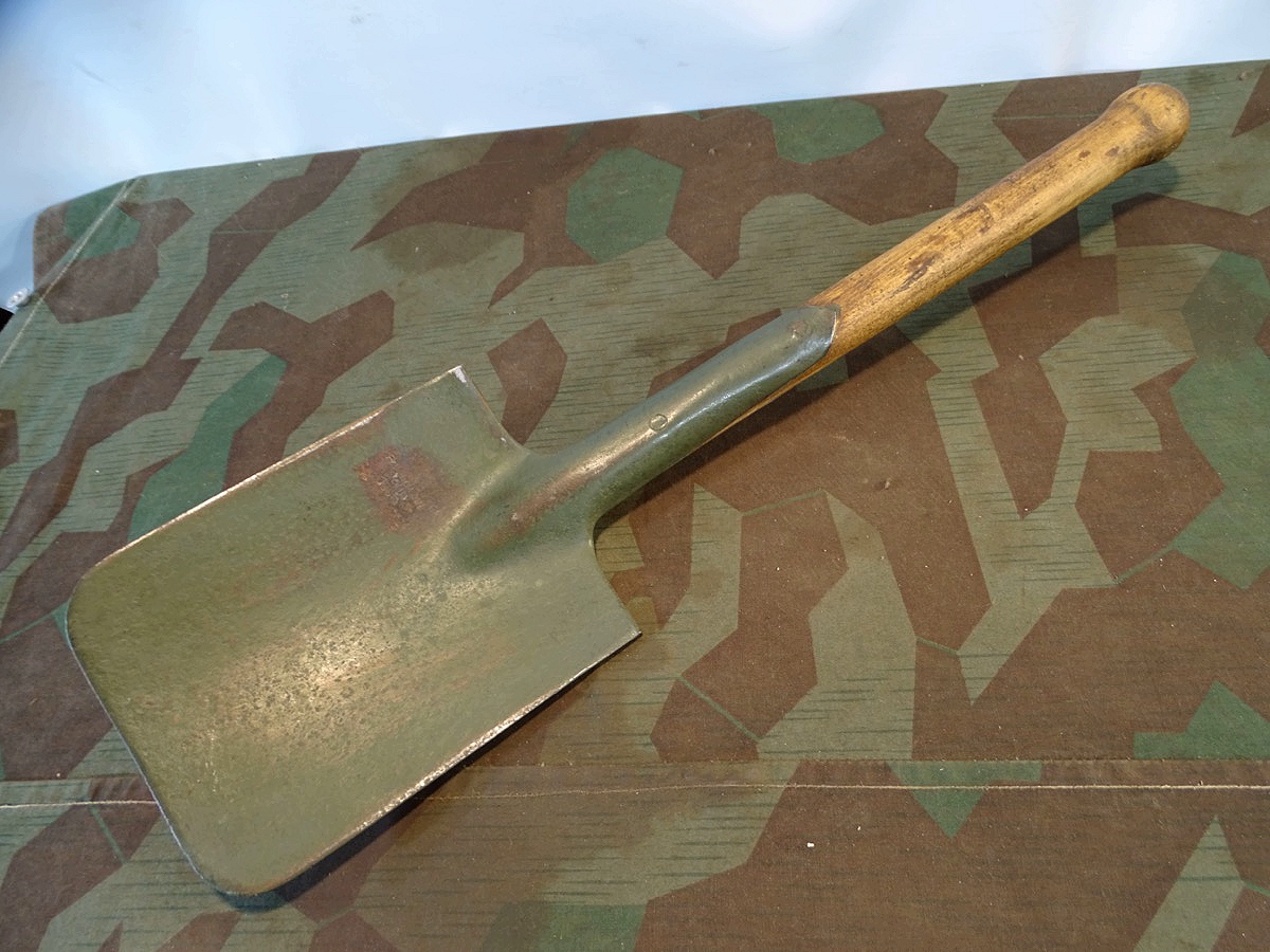 Spaten / Schanzspaten Wehrmacht, überstrichen mit Stempel