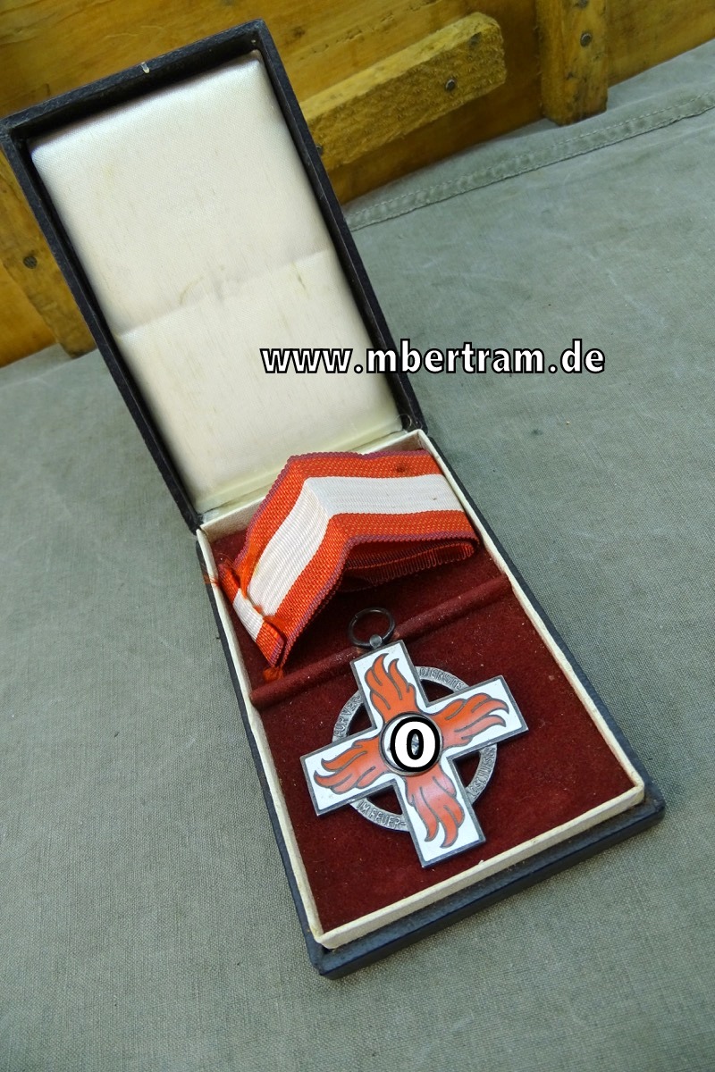 Feuerwehr - Ehrenzeichen 2. Klasse, 1938 - 1945, Buntmetall versilbert mit Schatulle