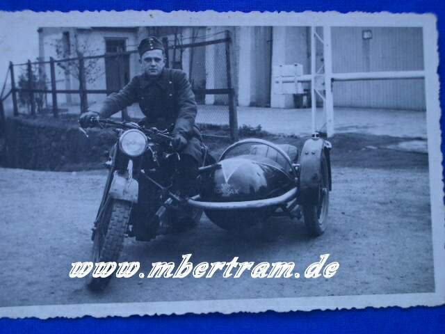 Porträtfoto eines Wehrmachtssoldaten auf einem "Tornax Motorrad" mit Beiwagen