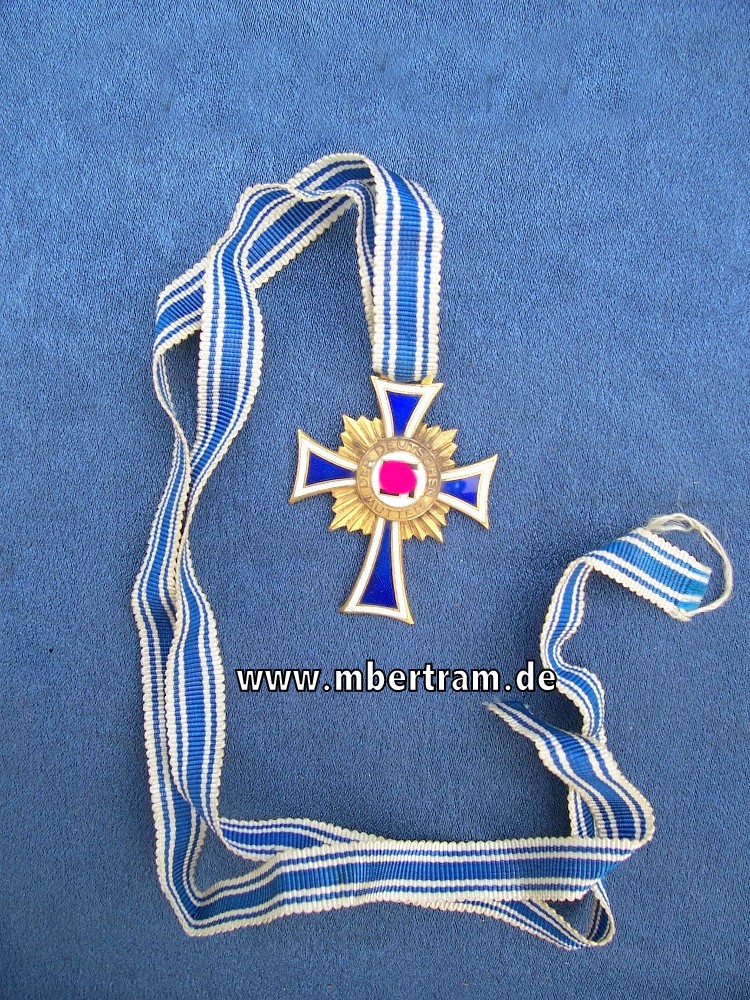 Ehrenkreuz der Deutschen Mutter in gold. Am langen Halsband
