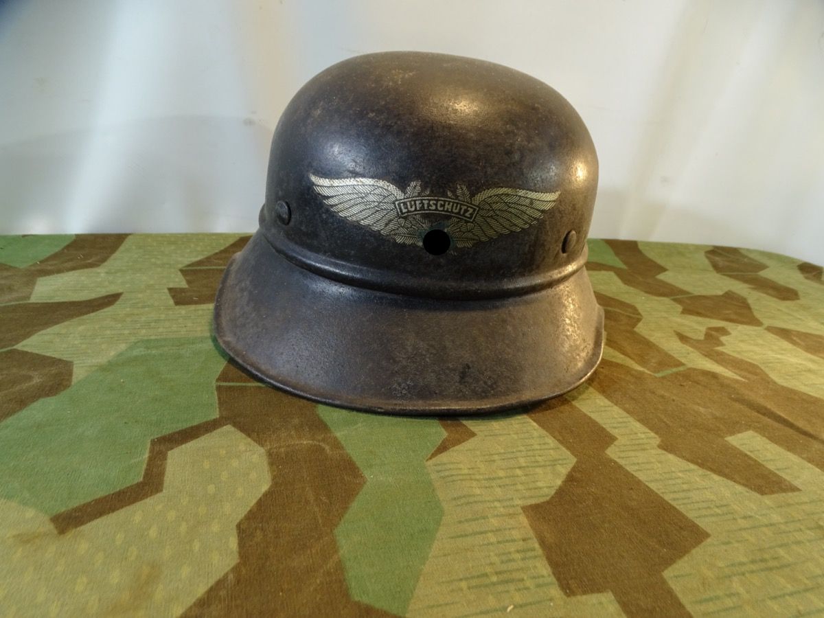 Luftschutz Stahlhelm, Farbe noch größtenteils erhalten. RL 2 38/28 Hst.: Fa Paul Diener, Dresden