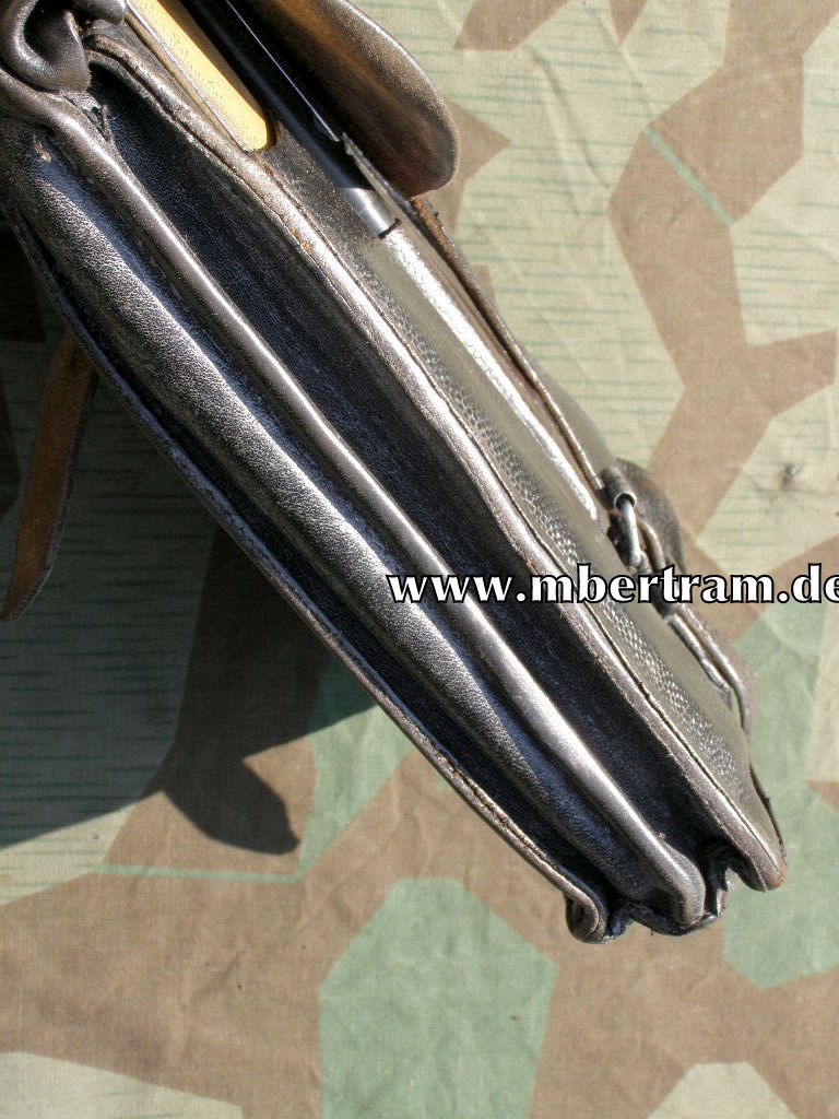 13608-4 Wehrmacht: schwarze, genoppte Kartentasche mit Inhalt