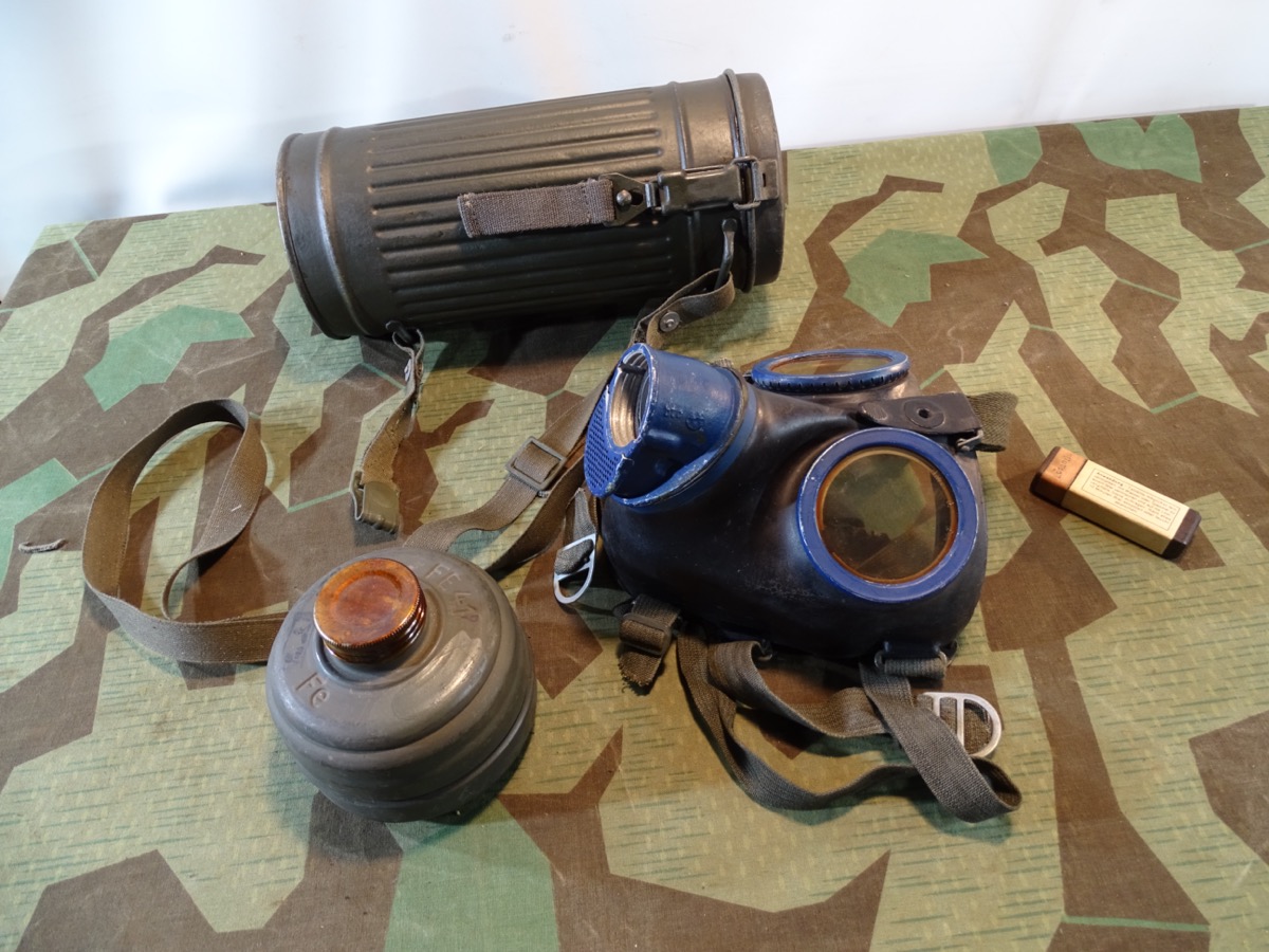 Wehrmachts Gasmaske mit Dose M 38 und Filter FE 41, (unbenutzt) und Losantin, 1944