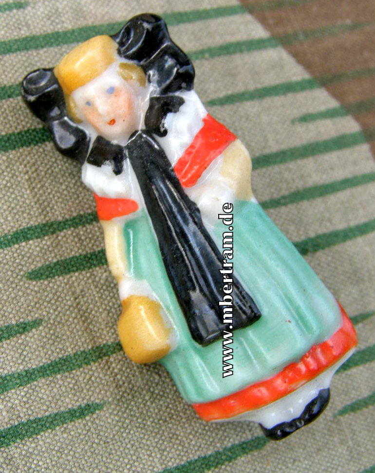 WHW März 1937. Porzellanfigur: Bückelburgerin
