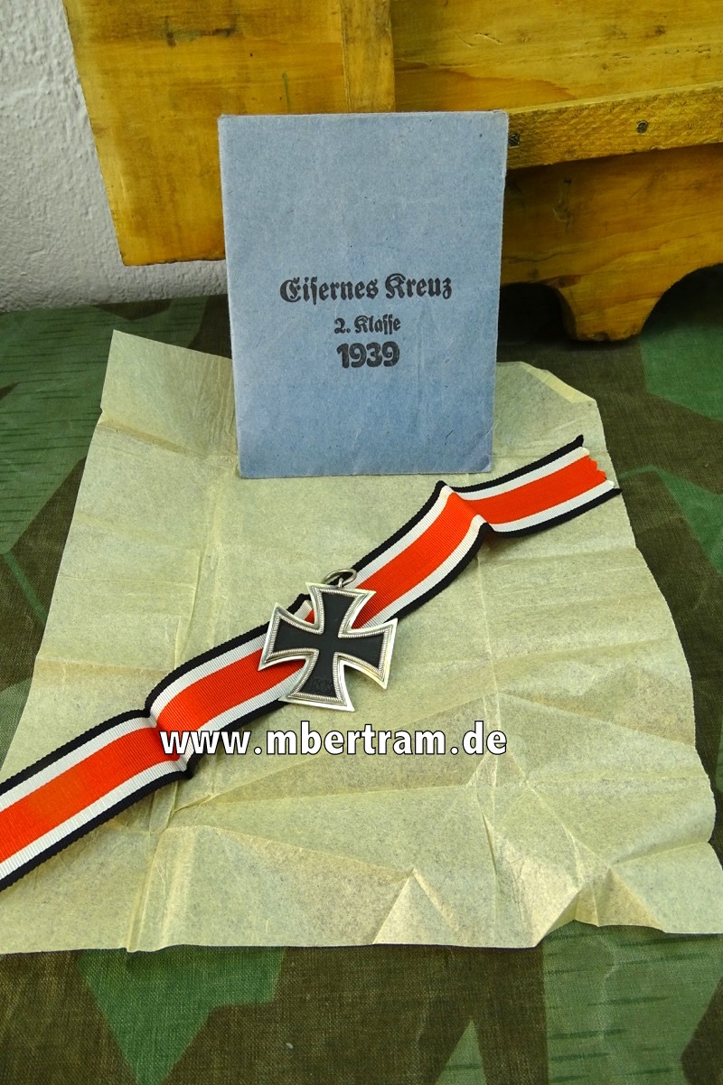 Eisernes Kreuz 2. Klasse 1939 Hst.: " 65" mit  passender Verleihungstüte u. Packpapier