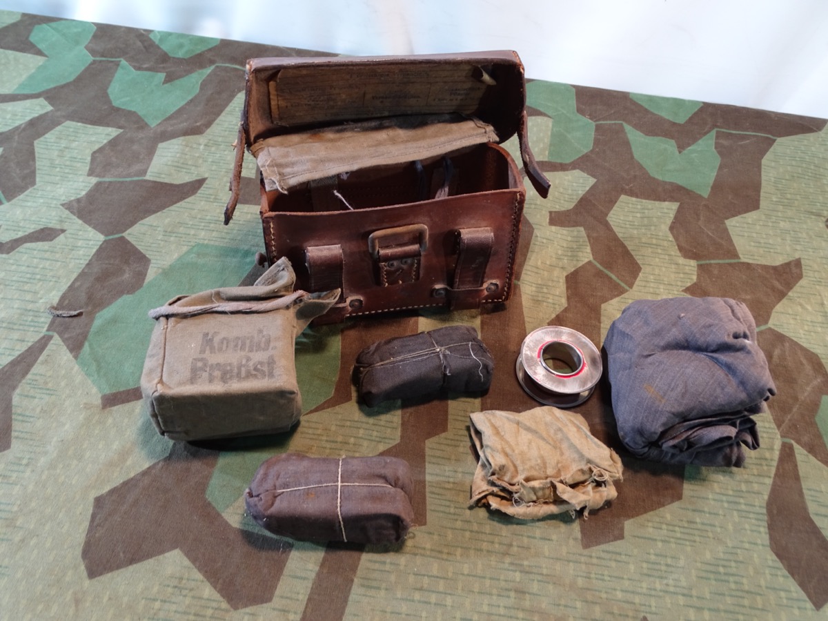 Wehrmacht Luftwaffe oder Kriegsmarine Sanitäter Gürteltasche mit fast komplettem Inhalt