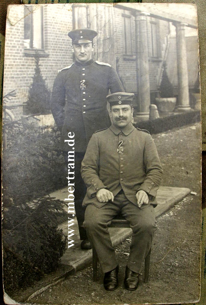 Fotopostkarte: Soldaten 1. WK, frisch verliehenes EK 2 1914