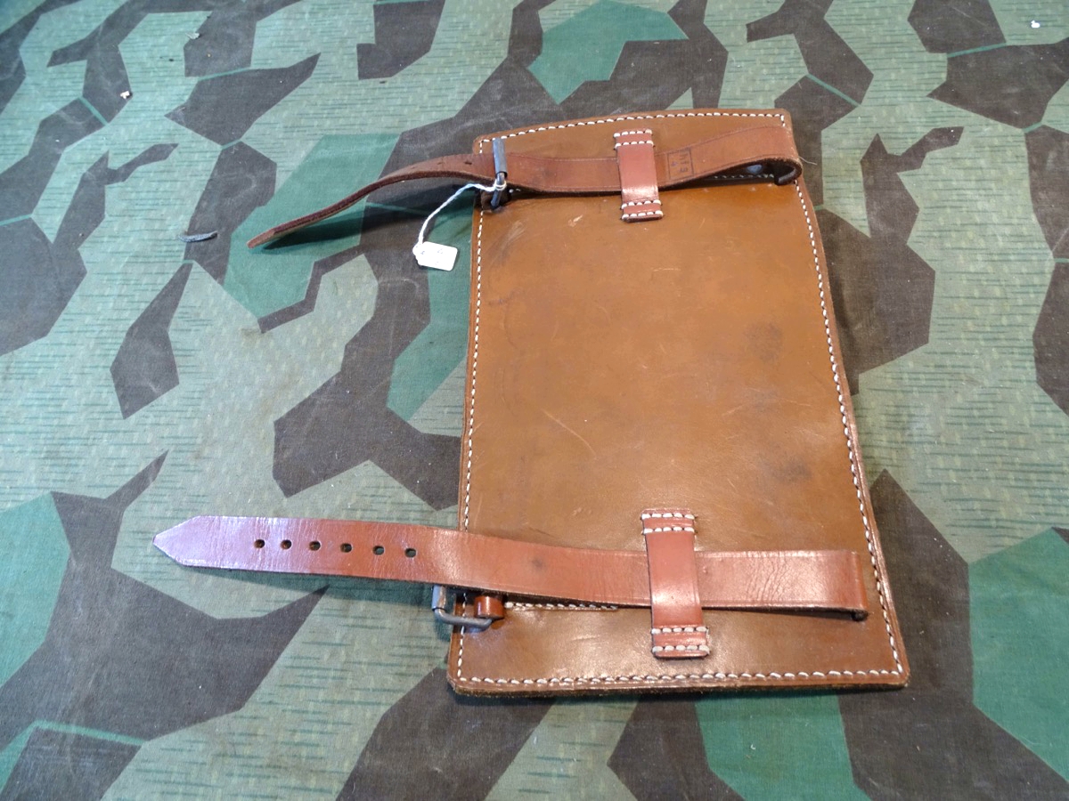 Rückenplatte für eine Wehrmachts Kavallerie Tasche mit Riemen, sehr gutes Leder, hfs 1944 , WaA