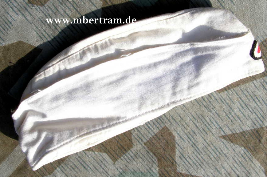 Weisses Kriegsmarine Bordschiffchen mit Kokarde.