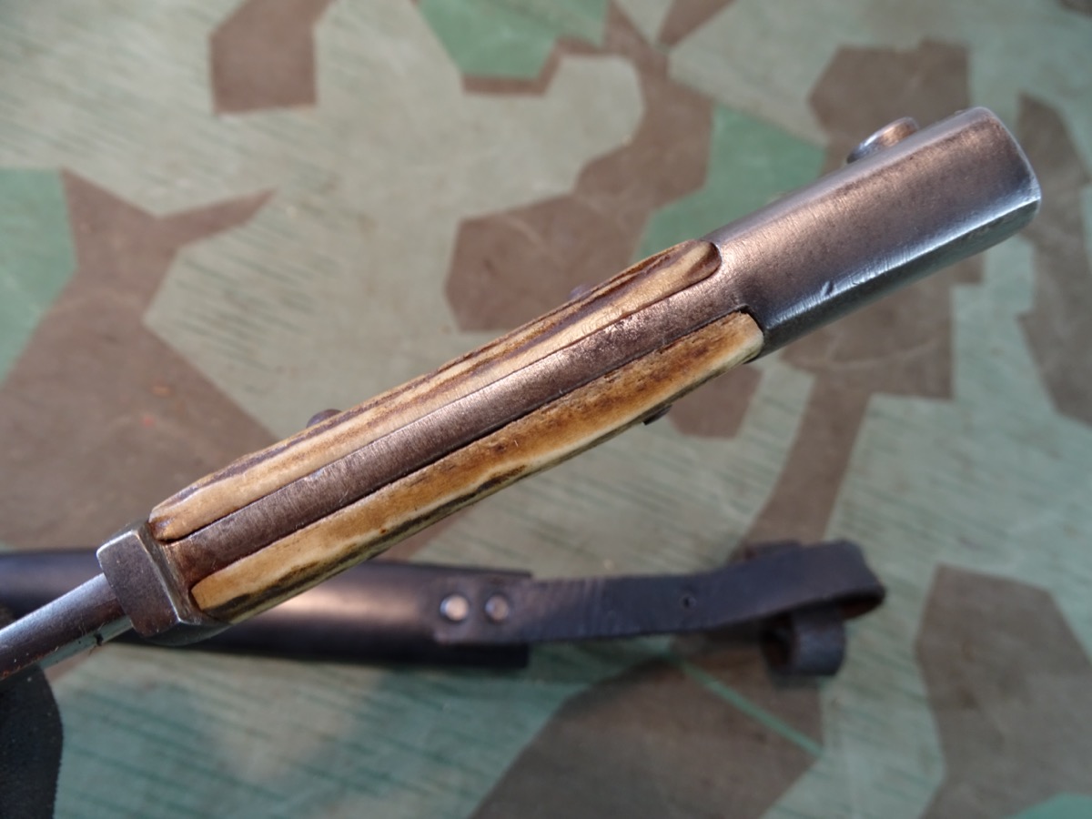Grabendolch mit Hirschhorn Griffschalen 1. Weltkrieg, Eigentumsstück mit Träger Initialen. Grabendolch mit Hirschhorn Griffschalen 1. Weltkrieg, Eigentumsstück mit Träger Initialen.