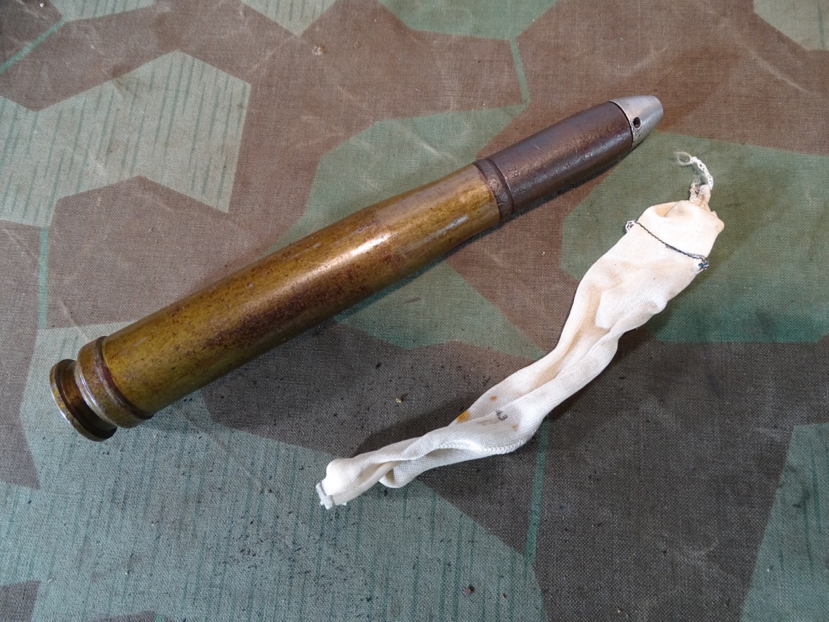 Deko-Patrone 2 cm Flak 38, Stahlhülse, Alu Zünder, Ladungssäckchen