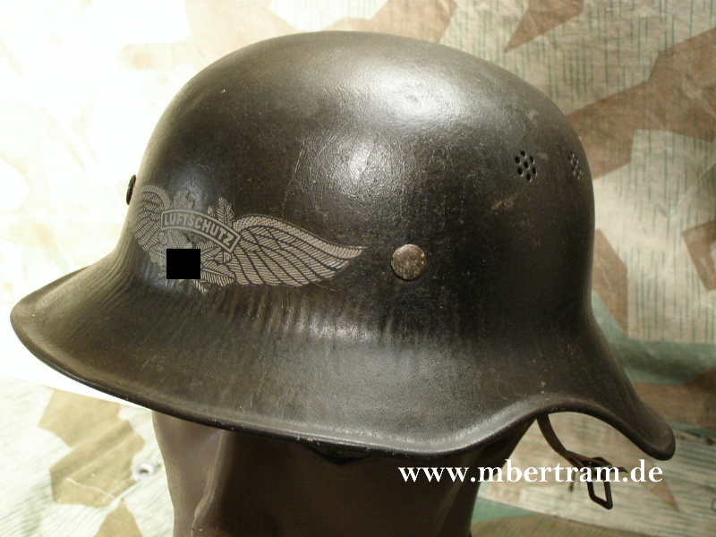 Luftschutzhelm, Gladiatorform Einteilige Glocke. Wappen neu