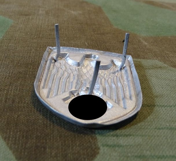 Adler Wappen für Wehrmachts Tropenhelm, frühes Stück, Buntmetall lackiert, alle Splinte dran