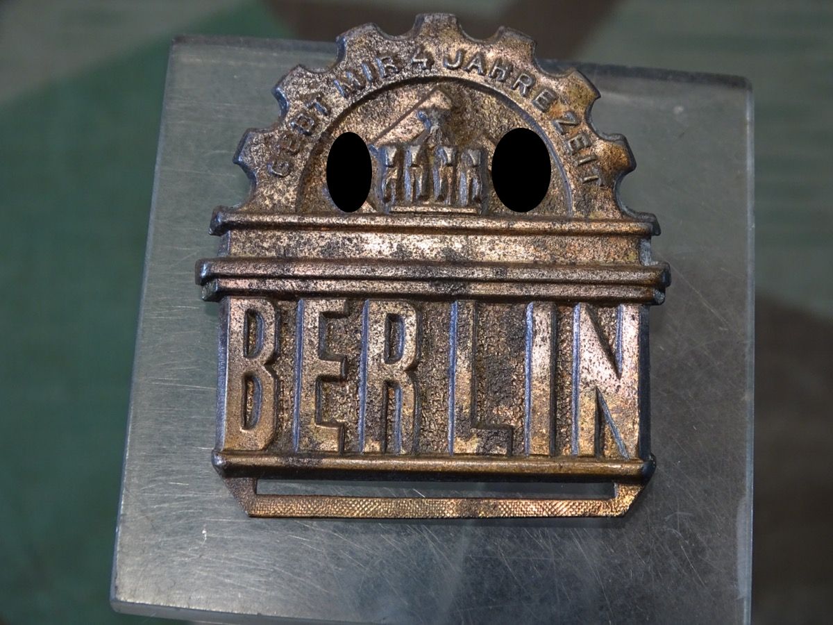 Steckabzeichen Zahnrad/ HK " Berlin, Gebt mir 4 Jahre Zeit " 