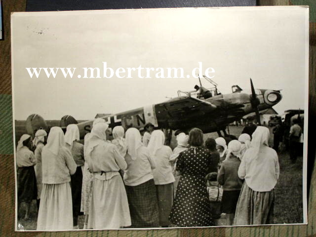 ME 110 in Russland, bestaunt von der einheim. Bevölkerung