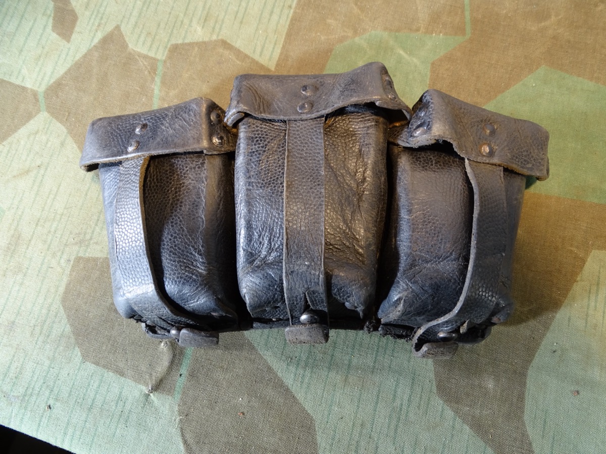 Späte schwarze K 98 3er Patronentasche , RB Nr., gute Erthaltung