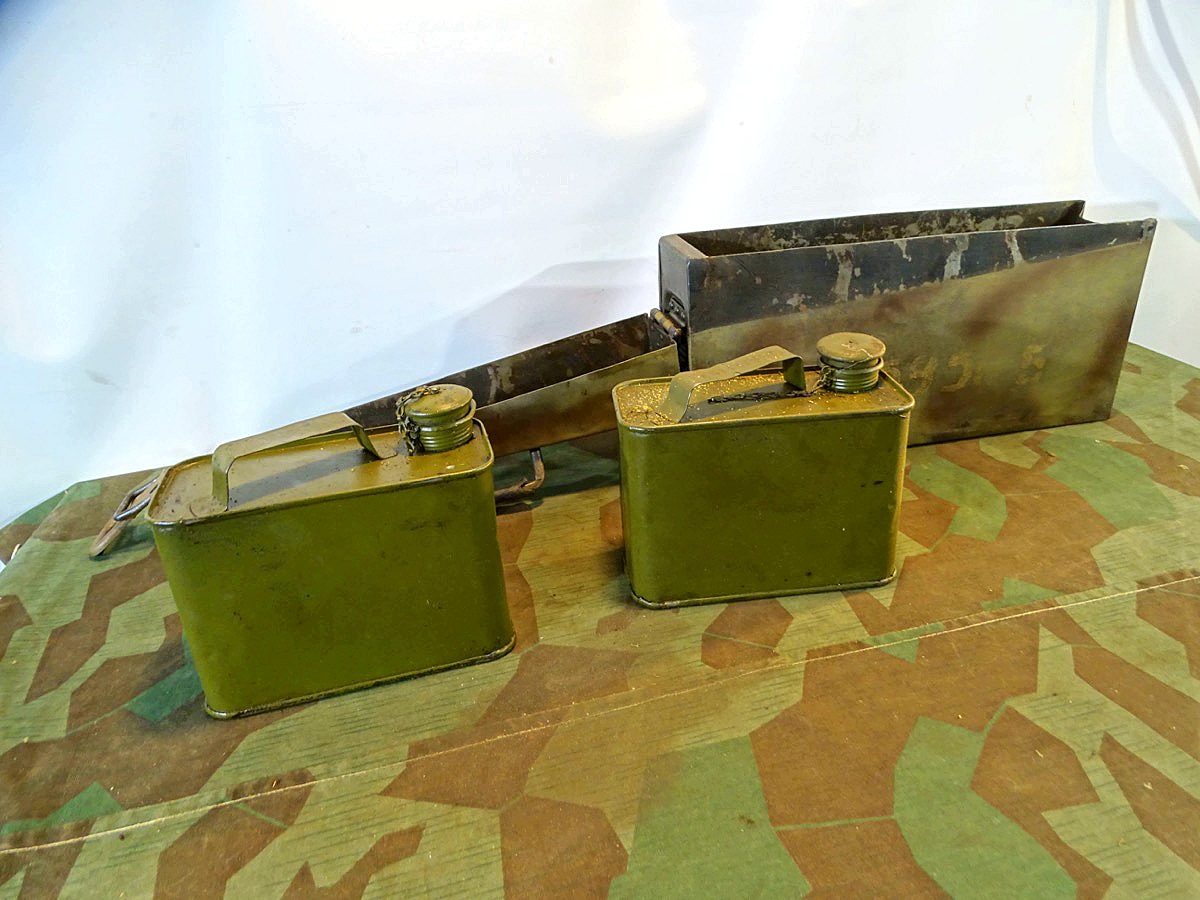 MG 34/42 Waffenmeister Patronenkasten 34 "P" mit WaA mit 2 Waffenölkanistern. MG 34/42 Waffenmeister Patronenkasten 34 "P" mit WaA mit 2 Waffenölkanistern.