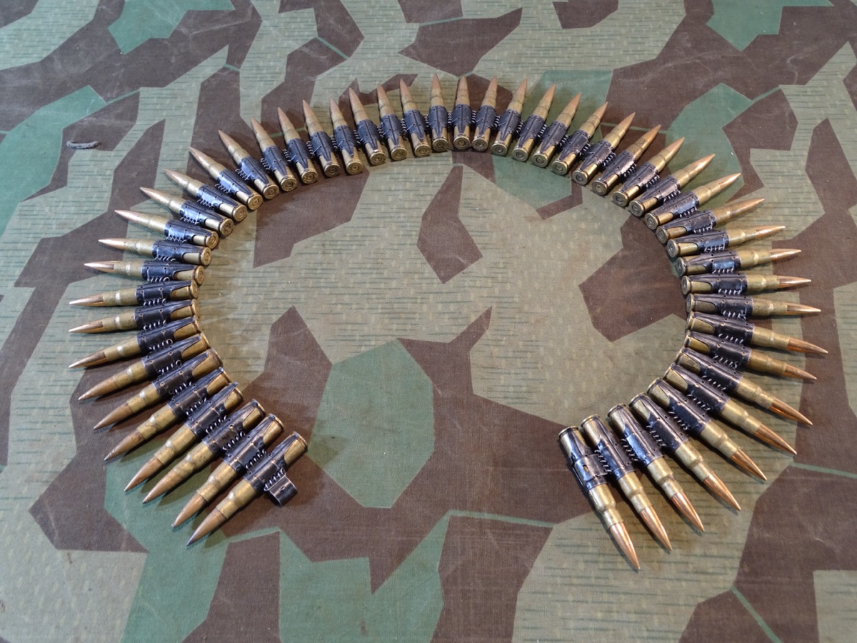 Wehrmachts Patronengurt / Gurtkette mit  50 Buntmetall Deko Patronen 8x57, gemischte Hersteller