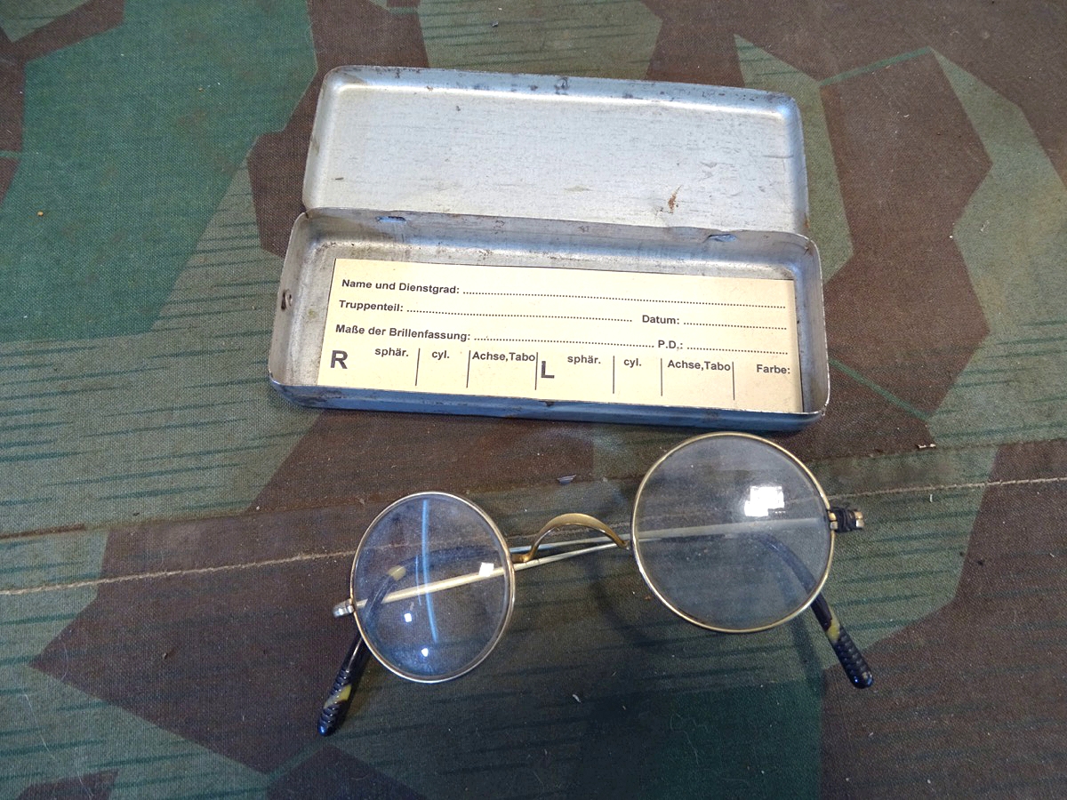 Wehrmacht Dienst Brille in Behälter, gebrauchtes Original 