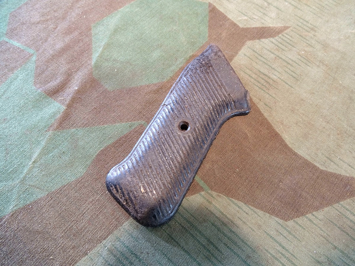 Einzel Original Griffschale für MP 40 Wehrmacht, unten leicht angerissen