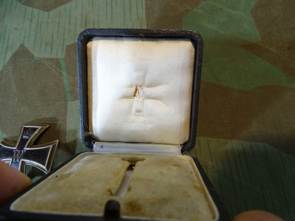 Eisernes Kreuz 1. Klasse 1914 mit Etui. Magnetischer Eisenkern, gewölbt, 800er Silberstempel