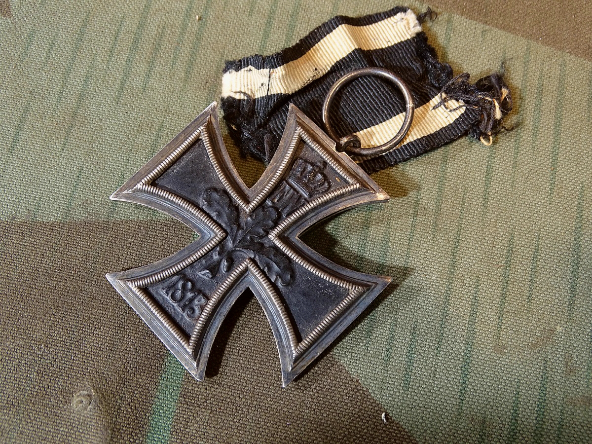 Eisernes Kreuz 2 Klasse 1914, Kernfarbe gut erhalten, Zarge offen. Hersteller " K  " Kluge & Co Berlin