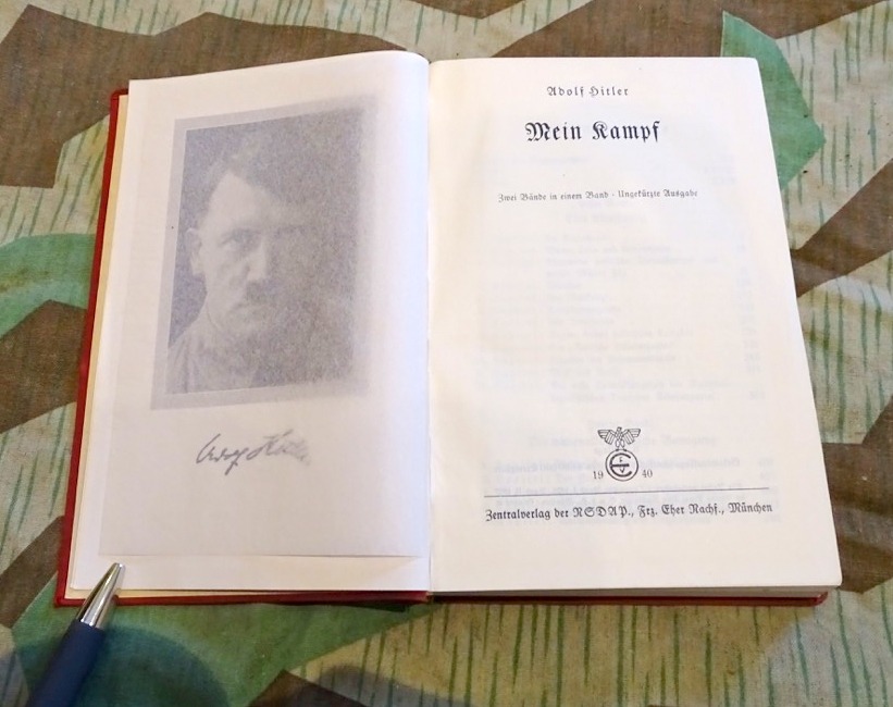 Adolf Hitler: "Mein Kampf" mit rotem Leinenbezug 1940