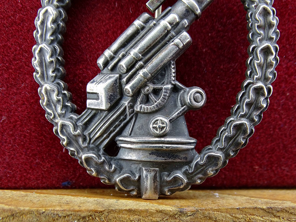 Flakkampfabzeichen der Luftwaffe Buntmetall, versilbert, getönt, mit Kugelkopf Scharnier Flakkampfabzeichen der Luftwaffe Buntmetall, versilbert, getönt, mit Kugelkopf Scharnier