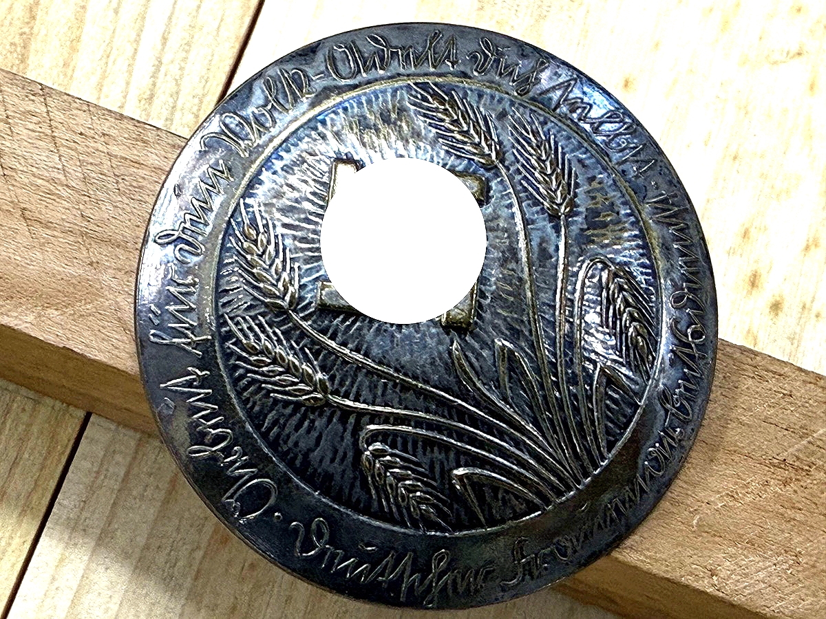 Brosche Weiblicher Reichsarbeitsdienst, Buntmetall, versilbert,  mit Trägernummer 40919.