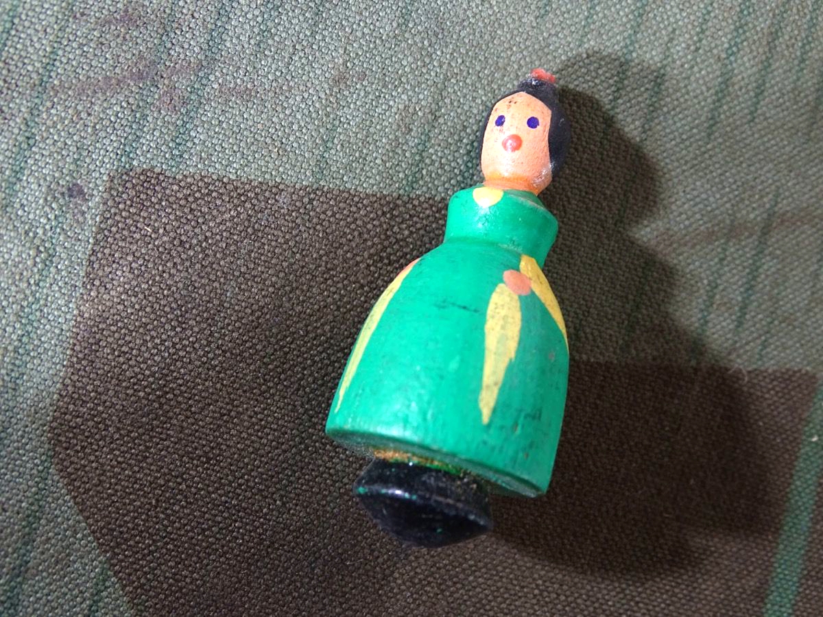 WHW - Reichsstrassensammlung Dezember 1941- 1 HOLZKREISEL. Frau in grünem Kleid.