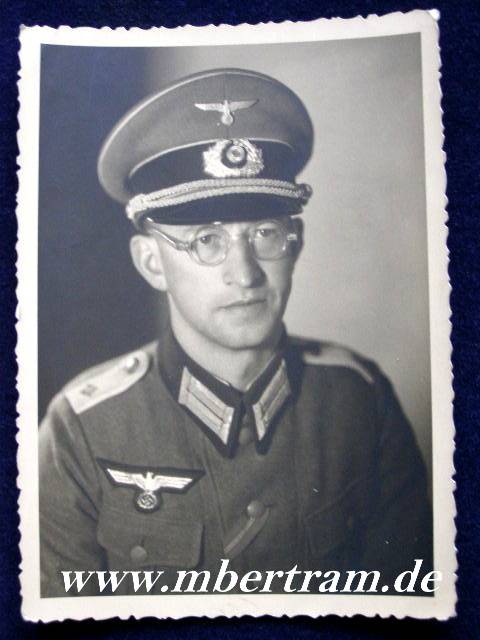 Portraitfoto Oberleutnant, Mütze Metalleffekte, Ostmedaille.