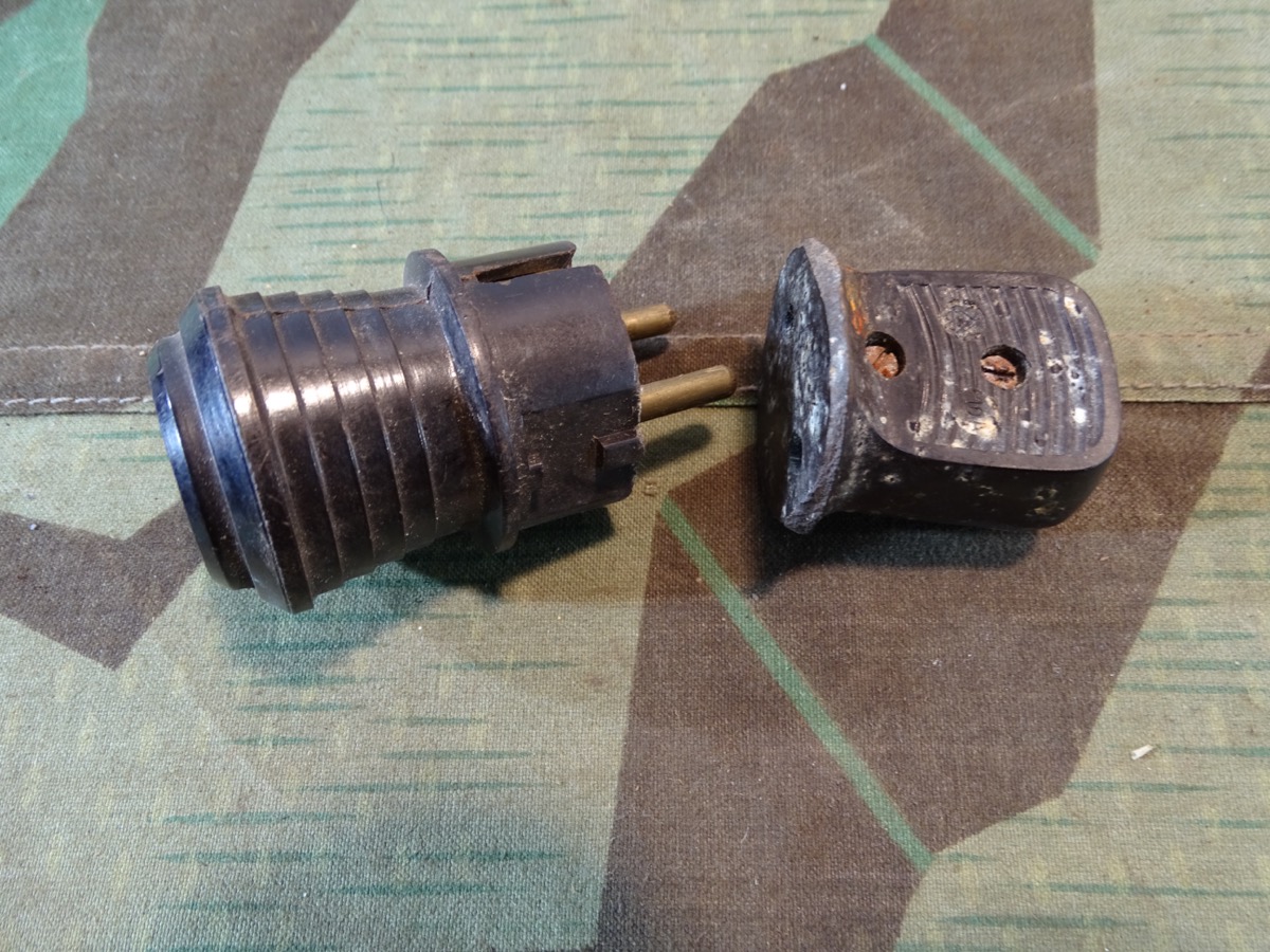 Stecker und Dose aus Bakelit. 40er Jahre. Gut zur Ergänzung von Nachrichten Ausrüstung und elektrischem Gerät.