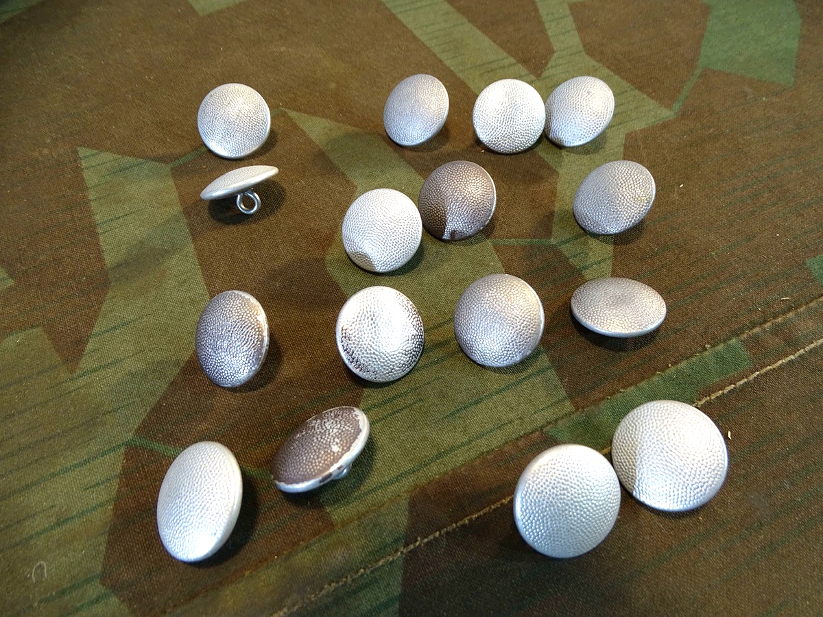 16 deutsche Uniformknöpfe 2. Weltkrieg , Assmann & Söhne Lüdenscheid  20mm