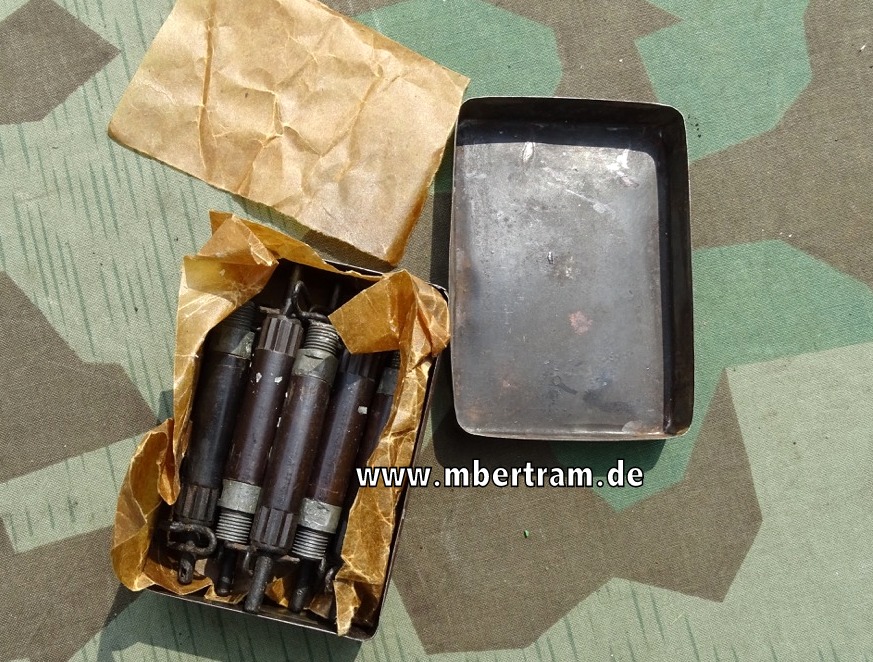 Wehrmachts Pionierzubehör, 10 Zug Zünder 42 in  Blechkiste.