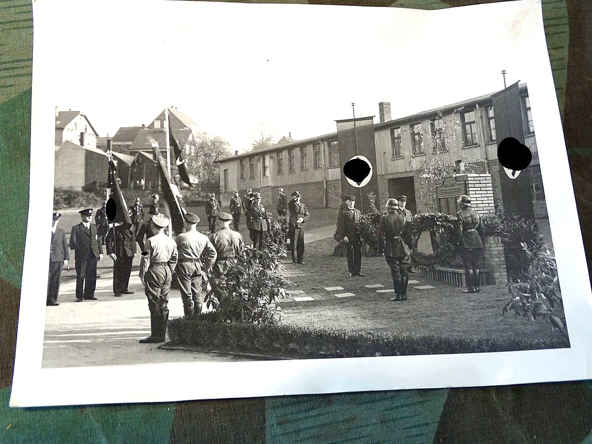Kranzniederlegung von SA, SS? , DAF, Feuerwehr an einem Ehrenmal für 1914-18 , wahrscheinlich Remscheid